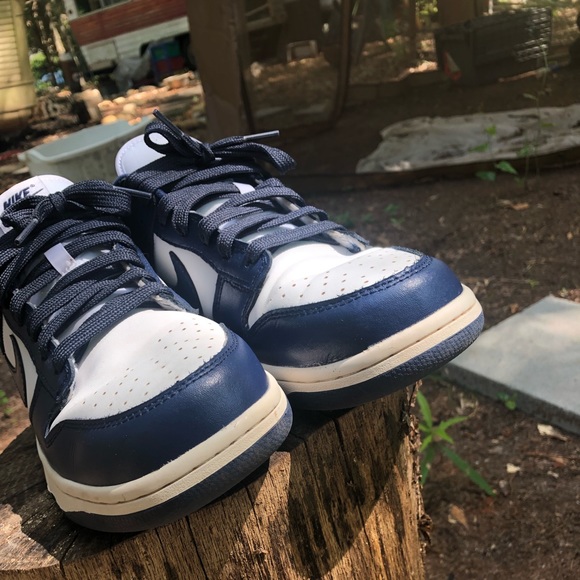 Nike dunk low, midnight navy. These shoes are a 8/10, with the original box. - Picture 2 of 8